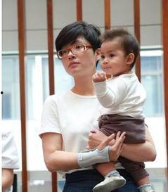 儿子和女儿吃瓜,儿子女儿共享甜蜜时光