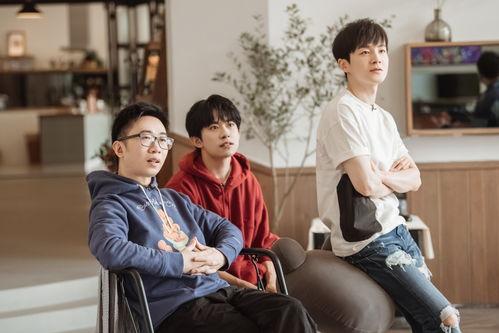 杨迪在线吃瓜图片,表情丰富引网友热议